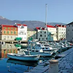 Dom wakacyjny Nice Home In Kastel Novi Kaštel Novi